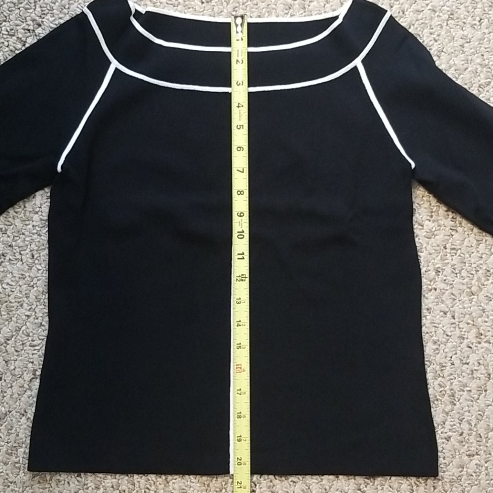 3/$20 Woman top - Picture 4 of 4